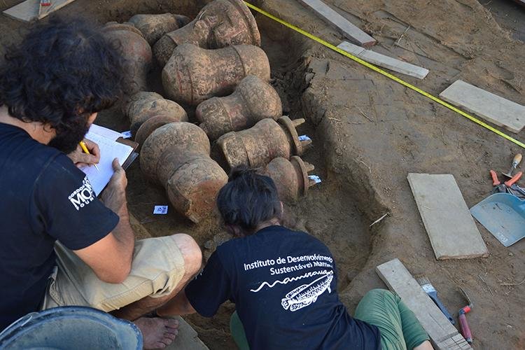 Urnas funerárias com cerca de 500 anos são transportadas para Santarém (PA), onde serão feitas análises dos ossos