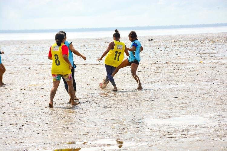 Futlama: reta final do campeonato leva amantes do esporte à orla de Macapá