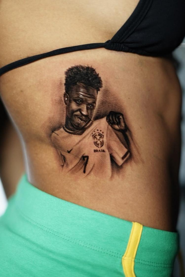 Influenciadora cumpre promessa e faz tatuagem ‘íntima’ de Vinicius Junior após Brasil avançar às oitavas da Copa