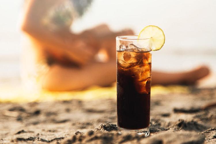 Especialista alerta quanto aos riscos e cuidados com a ingestão de bebidas açucaradas durante o período de calor intenso