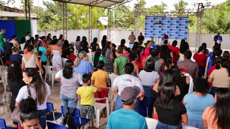 Prefeitura de Pedra Branca entrega 1.800 kits escolares para alunos da rede municipal