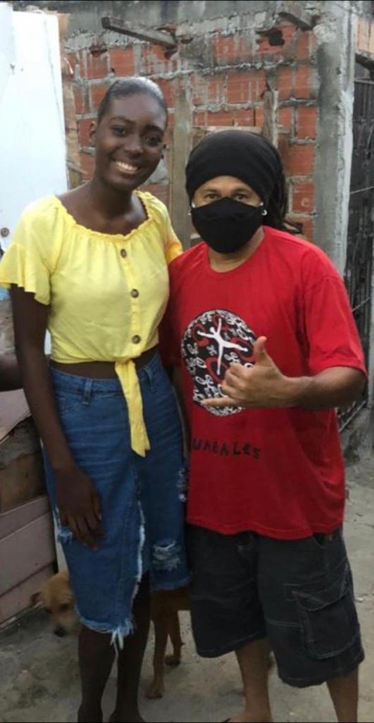 Descoberta durante distribuição de alimentos em comunidade carente, Rebeca Farias torna-se aposta da moda!