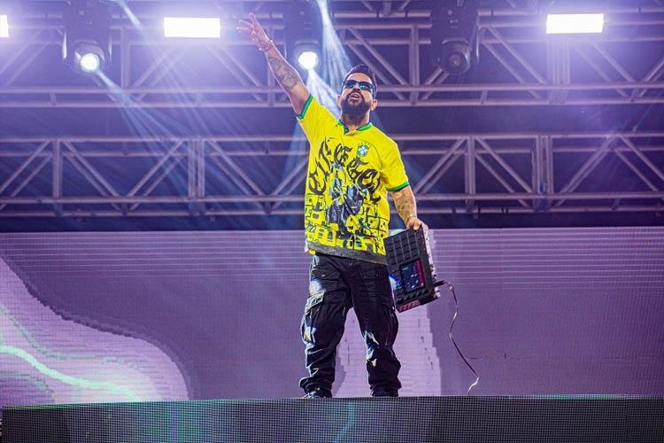 Dennis DJ leva "bailão" para a arena no terceiro dia da 52ª Expofeira do Amapá