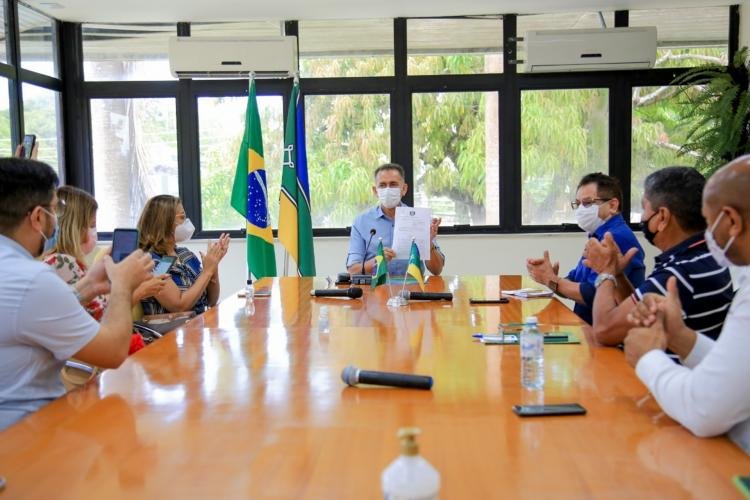 Waldez assina decreto que regulamenta o Fundo de Aval para empreendedores do Amapá