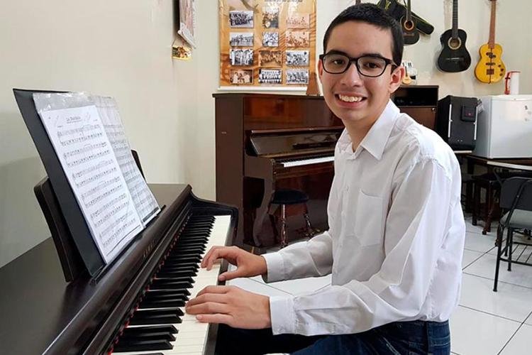 Pianista autista de 15 anos fará abertura da I Semana Azul TEAcolho do Super Fácil