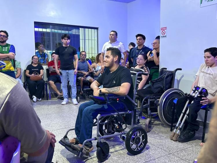 Grupo Equatorial entrega dez cadeiras motorizadas à ADFAP em Macapá