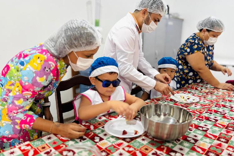 Inclusão com afeto: Crianças com autismo participam de treino de AVD no CER com salada de frutas