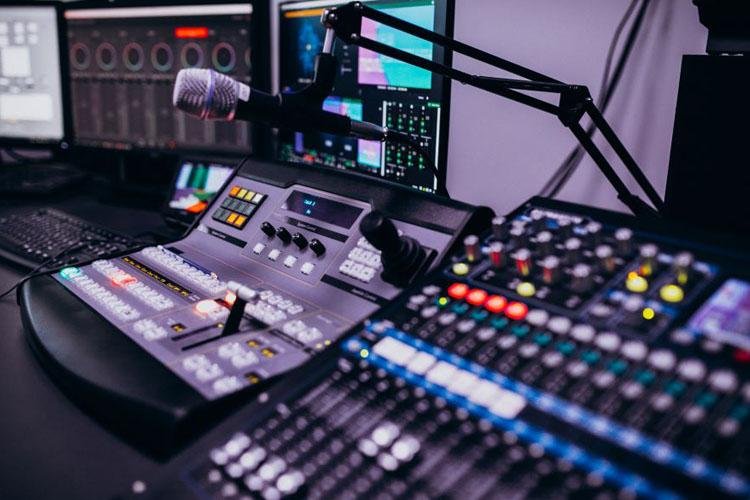 Profissionais de rádio comemoram reinvenção em meio às novas tecnologias