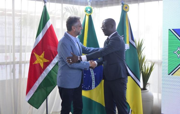 Governador Clécio Luís recebe delegação do Suriname na 53ª Expofeira do Amapá e fortalece cooperação na fronteira