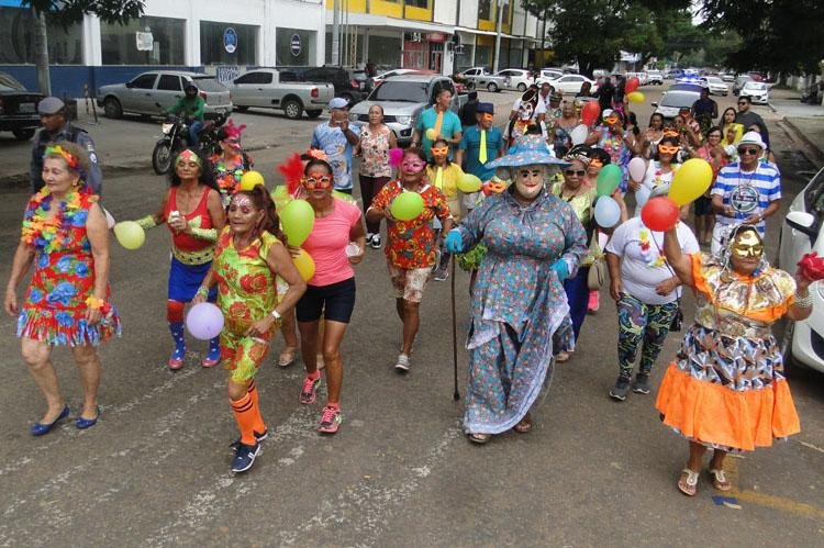 Idosos trocam o esporte pelo samba no pé com o Quinta Feliz na Folia