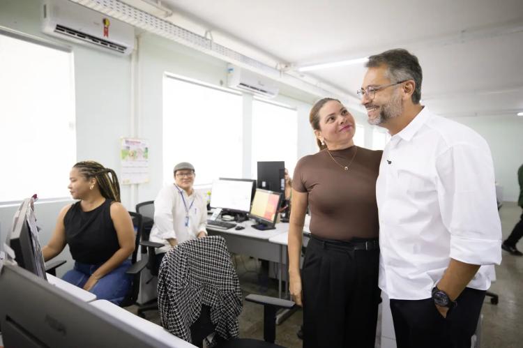 Clécio Luís homenageia servidores estaduais em visita a secretarias e agradece compromissos que resultaram em avanços na gestão