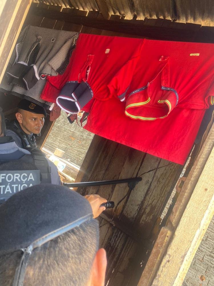 Força Tática evita tragédia ao controlar princípio de incêndio em casa de madeira na Zona Norte