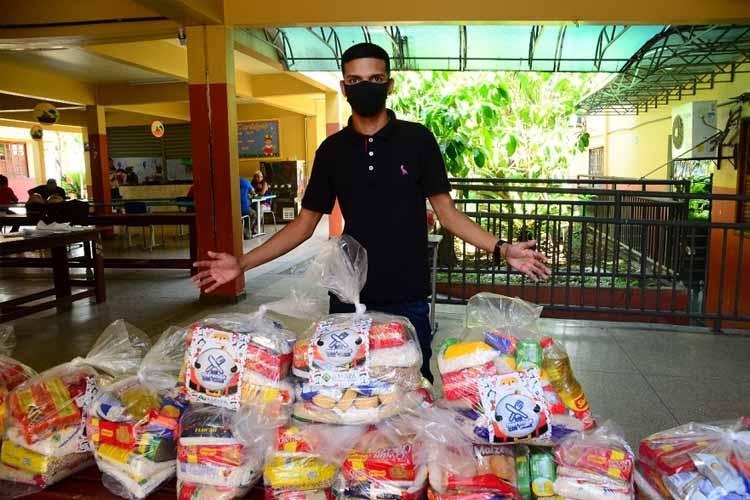 "Saí da escola, mas a escola não saiu de mim", diz voluntário na entrega do Kit Merenda em Casa
