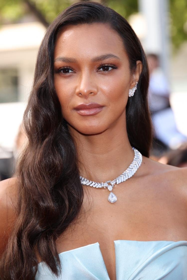 Lais Ribeiro surge deslumbrante no Festival de Cannes