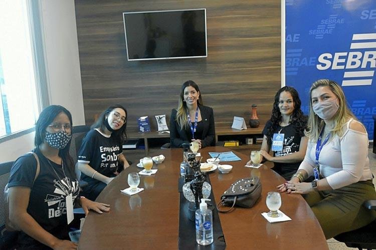 Jovens participam do Programa Empresário Sombra por um dia em instituições de Macapá