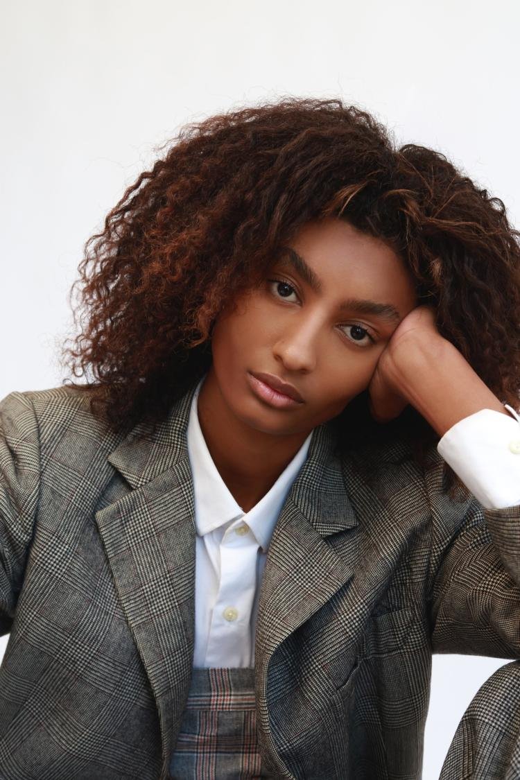 Brasileira de 18 anos faz estreia na Prada sob contrato de exclusividade