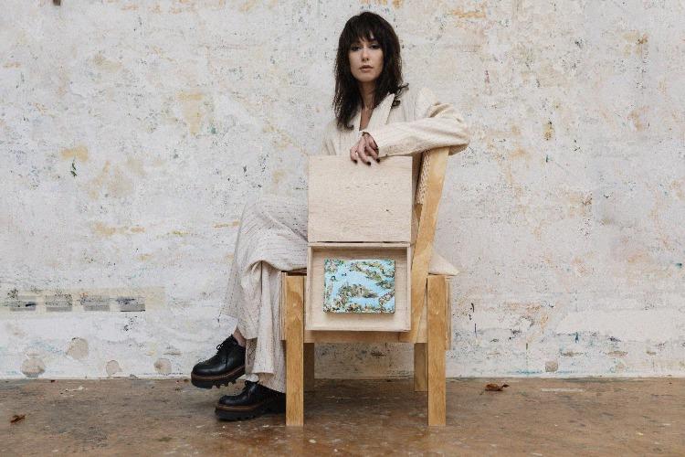 Entre pintura e objeto, Mirela Cabral tensiona o tempo da arte na SP-Arte 2026