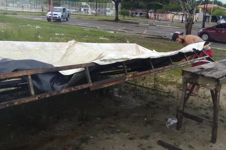 Barracas instaladas irregularmente no balneário de Fazendinha são retiradas