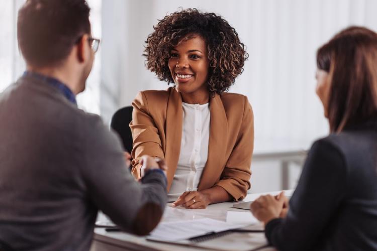 Startup promove evento gratuito com dicas de inglês para entrevistas de emprego em tecnologia