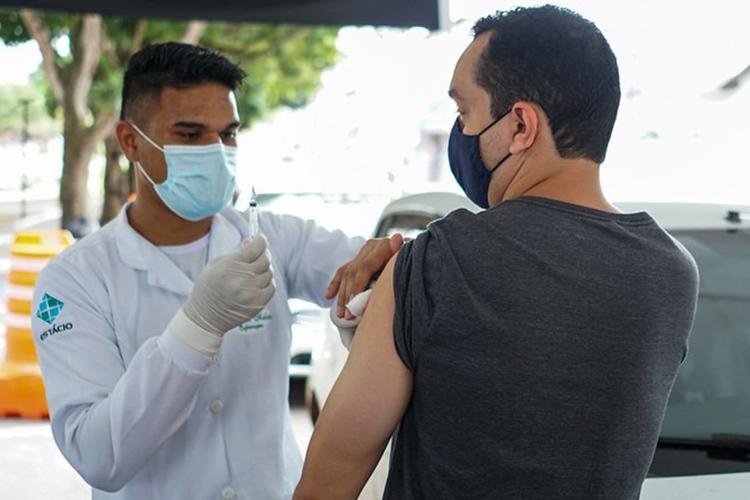 Vacinação contra a covid-19 atende pessoas de 37 anos e bancários nesta terça-feira