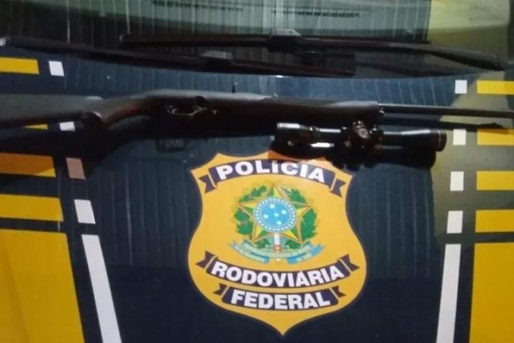 Motorista é preso pela PRF com rifle e munições dentro de veículo na BR-210, no AP