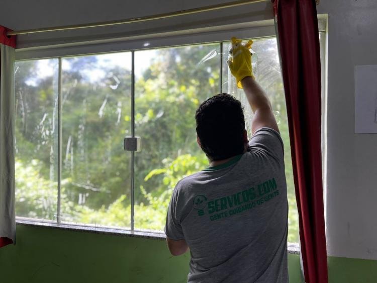 Prefeitura de Santana realiza limpeza e manutenção das escolas para o retorno das aulas