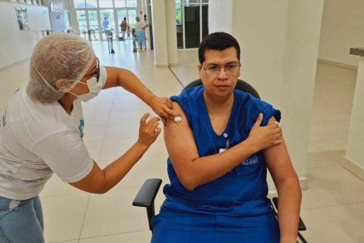 Profissionais de saúde da rede pública recebem vacinação contra doenças em ação no Amapá