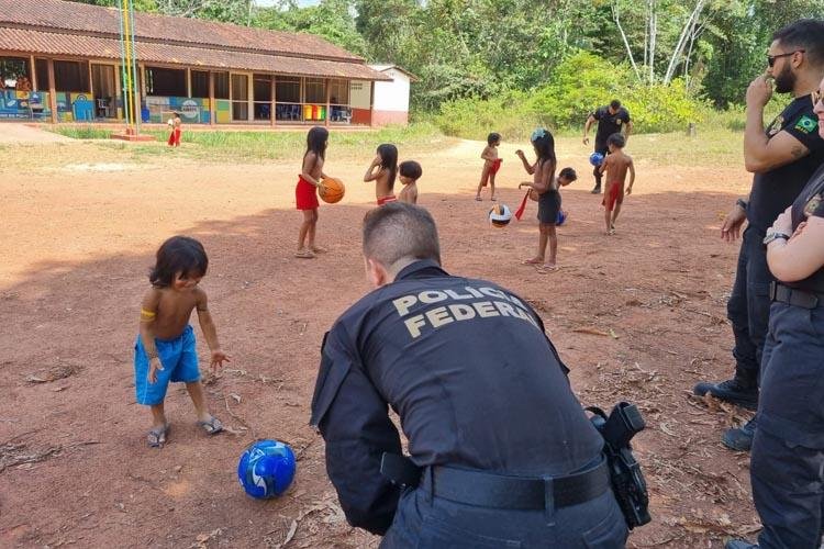 Crianças indígenas Waiãpis comemoram Dia das Crianças com Federais
