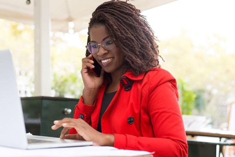 Edital seleciona mulheres negras para bolsas integrais em curso MBA