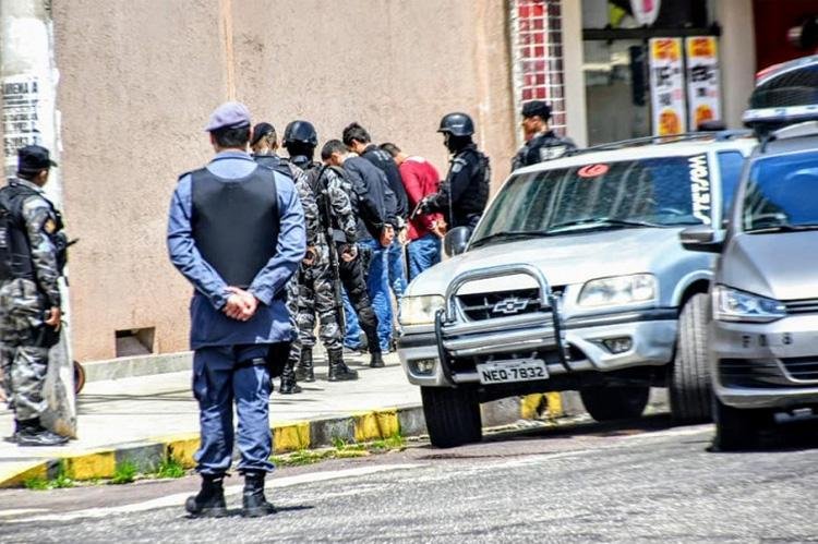 Policial e suspeito saem baleados de confronto no Centro de Macapá