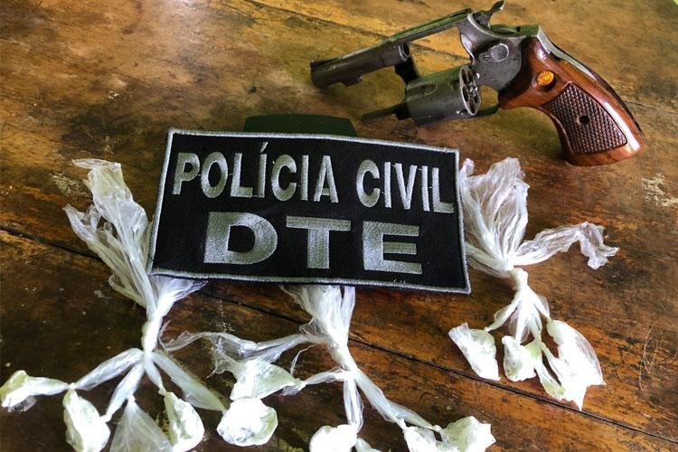 JOVEM DE 17 ANOS É APREENDIDO COM PAPELOTES DE COCAÍNA E UMA ARMA DE FOGO, EM UMA VILA DE KITNET, NO  ARAXÁ