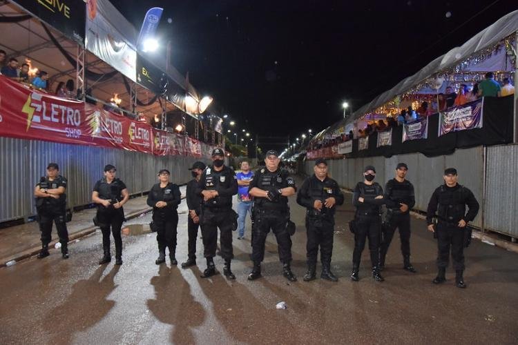 Mais de cem policiais militares e seguranças no corredor da folia em Santana
