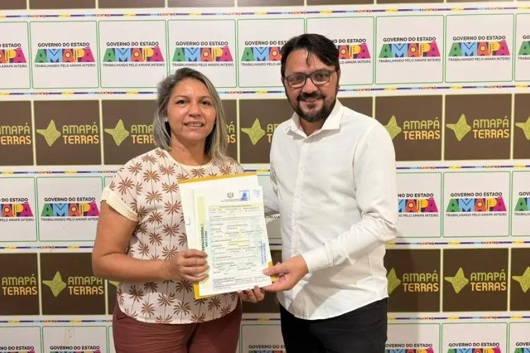 Governo do Amapá entrega título definitivo de terra à professora Kátia Cilene no Dia do Professor