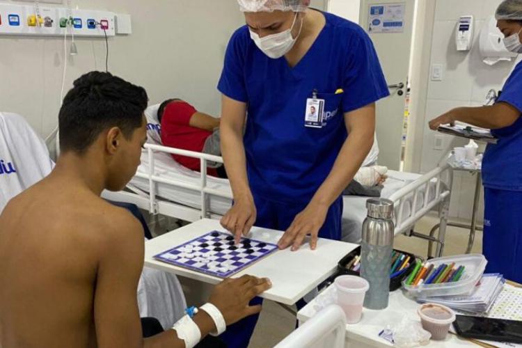 No anexo do Hospital de Emergências, Governo do Amapá realiza práticas terapêuticas para amenizar processo de internação