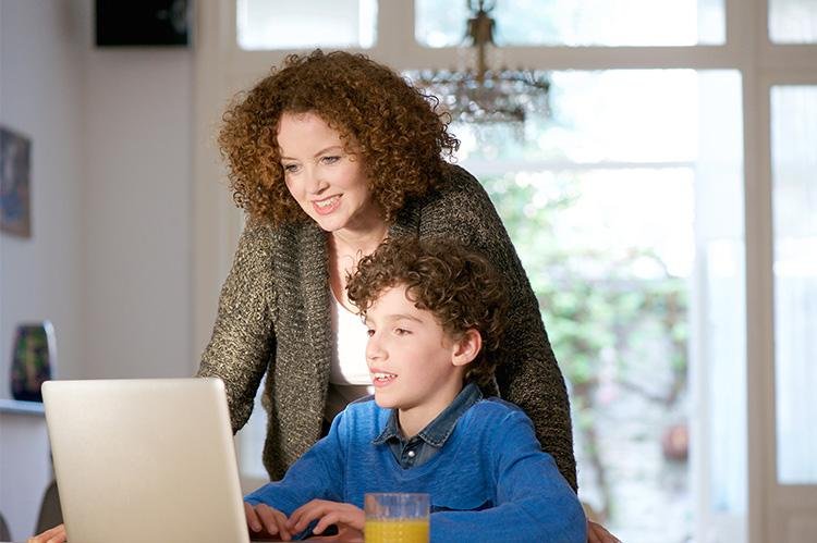 Pais devem ter cuidado com as atividades on-line de seus filhos