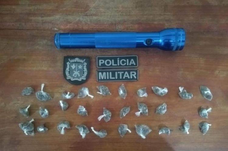 Homem toca fogo na casa e durante fuga é capturado com drogas