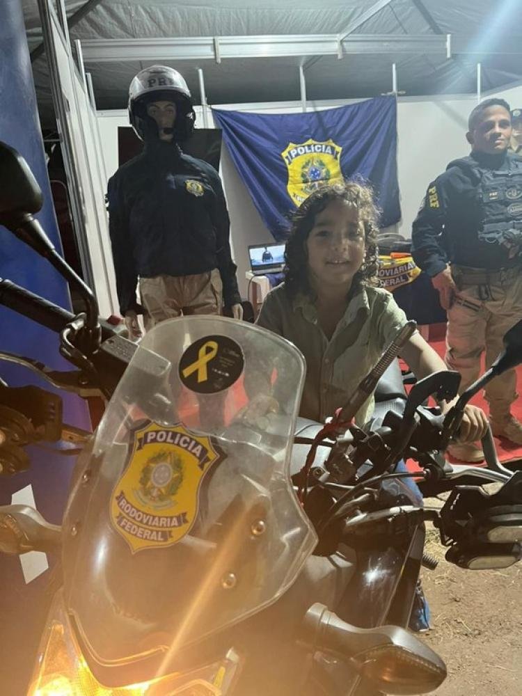 PRF expõe equipamentos, uniformes e viaturas na 52ª Expofeira do Amapá