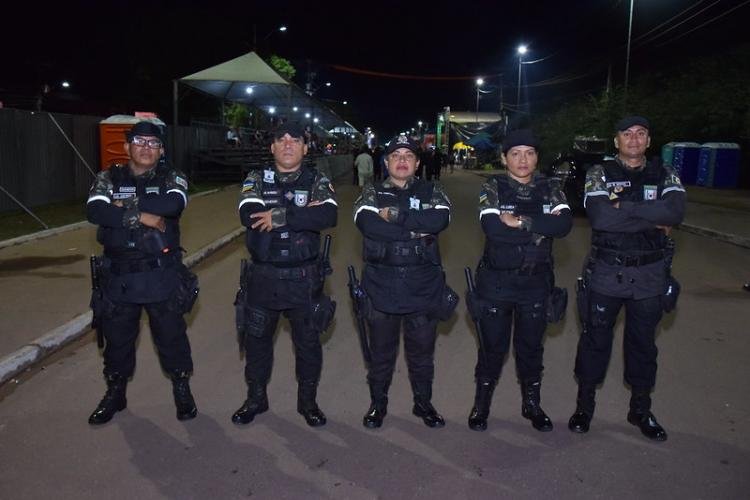 Mais de cem policiais militares e seguranças no corredor da folia em Santana