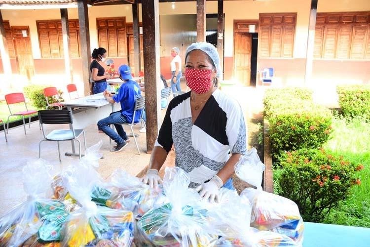 Voluntários auxiliam na entrega dos Kits Merenda em Casa