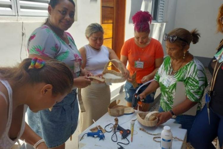 Com apoio do Governo do Estado, mulheres recebem curso de artesanato com fibras e sementes, em Macapá