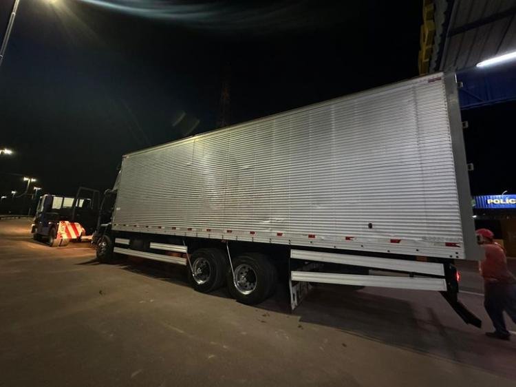Motorista de caminhão, que fazia "zigue-zague" em rodovia, é preso pela PRF em Macapá AP