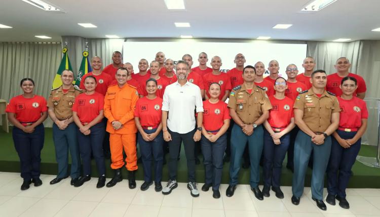 Governador Clécio recepciona os 22 alunos-soldados de turma complementar do Corpo de Bombeiros Militar do Amapá: 'zeramos mais um concurso público'