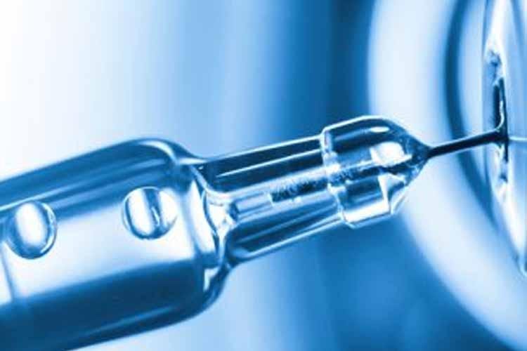 FEMAMA critica Ministério da Saúde que dificulta vacinação de pacientes com câncer contra a Covid-19, exigindo atestado