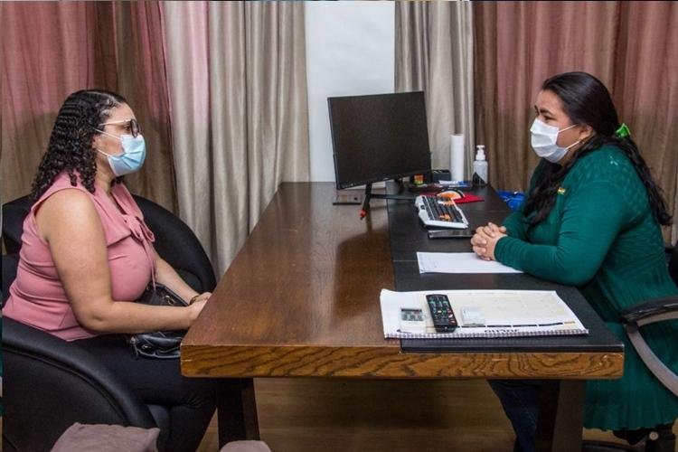 À FRENTE DA PREFEITURA DE MACAPÁ, VICE-PREFEITA MÔNICA PENHA REÚNE COM LIDERANÇAS DE CULTURA