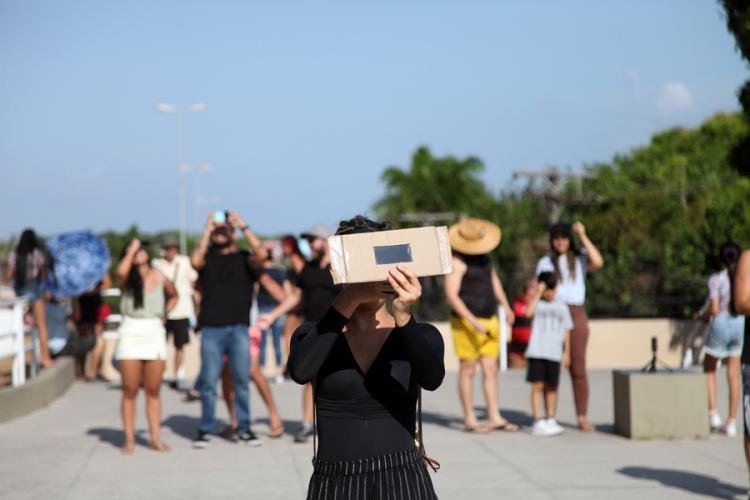 Amantes da astronomia se reúnem no monumento Marco Zero para observar o Eclipse Solar Anular
