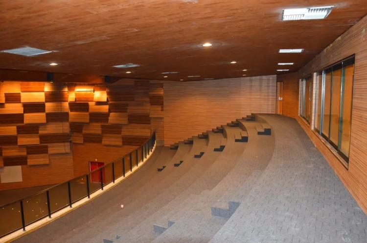 ‘Fico feliz e orgulhoso de fazer parte dessa história’, diz ajudante de obras durante ajustes finais no Teatro das Bacabeiras