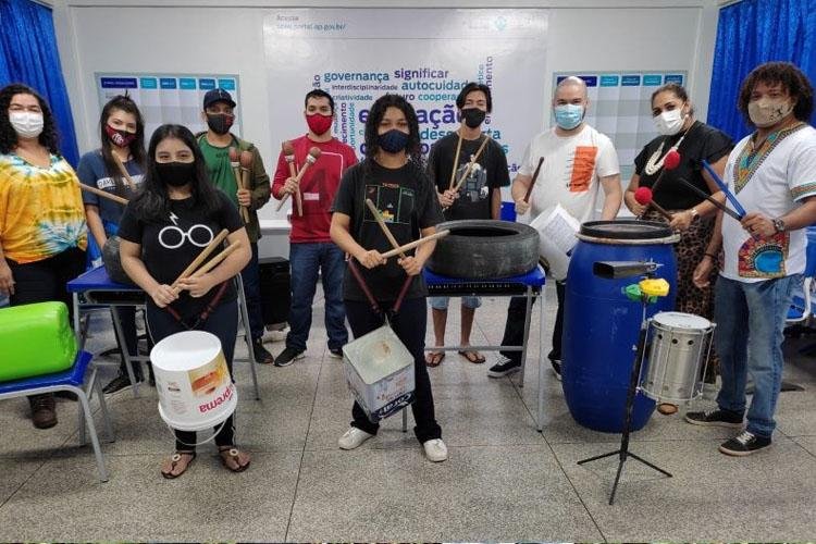 Escola da rede estadual ensina música para estudantes utilizando materiais recicláveis