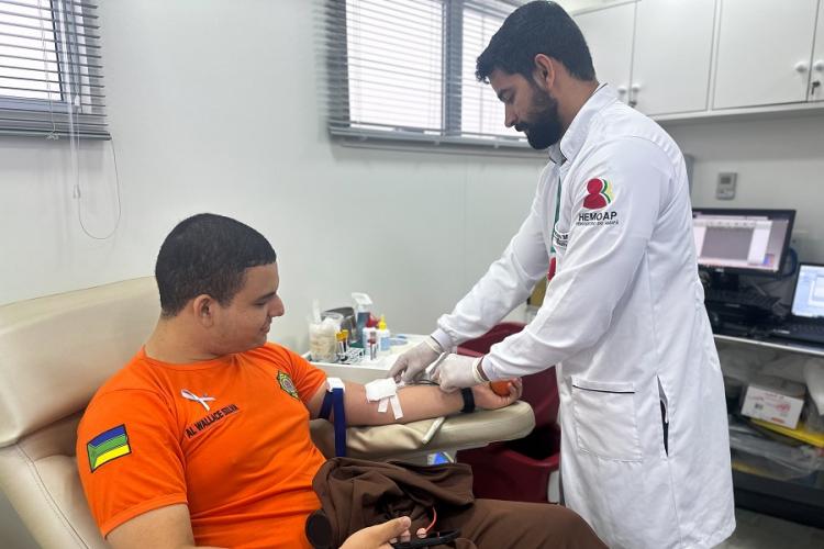 Estudantes de escola pública participam de ação para incentivar doações de sangue