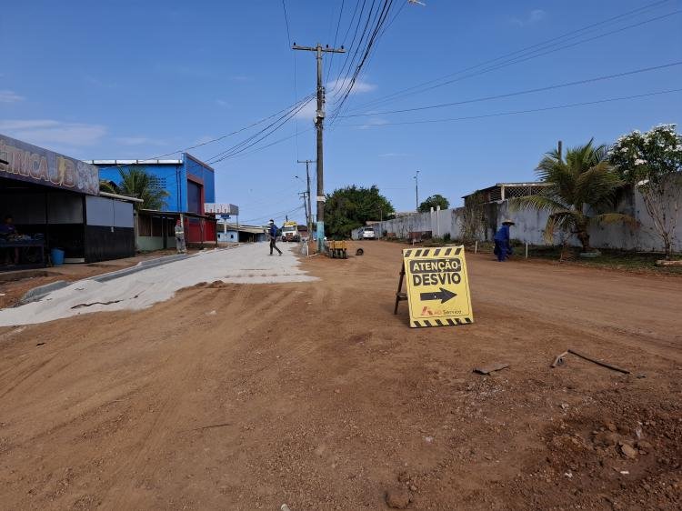 Trecho próximo ao cemitério municipal de Santana recebe obras de meio-fio e pavimentação em bloquete