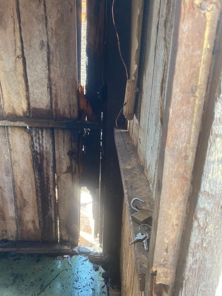 Força Tática evita tragédia ao controlar princípio de incêndio em casa de madeira na Zona Norte